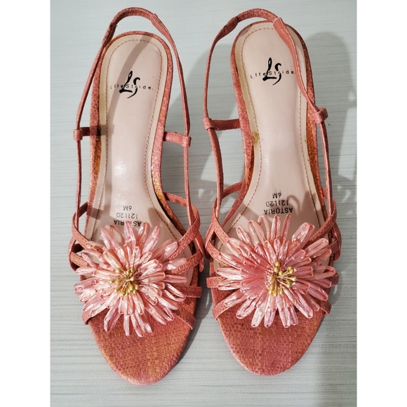 Life Stride Shoes - ❗️Last Price❗️Life Stride Women's Peach or Orange shoes Size 6M
